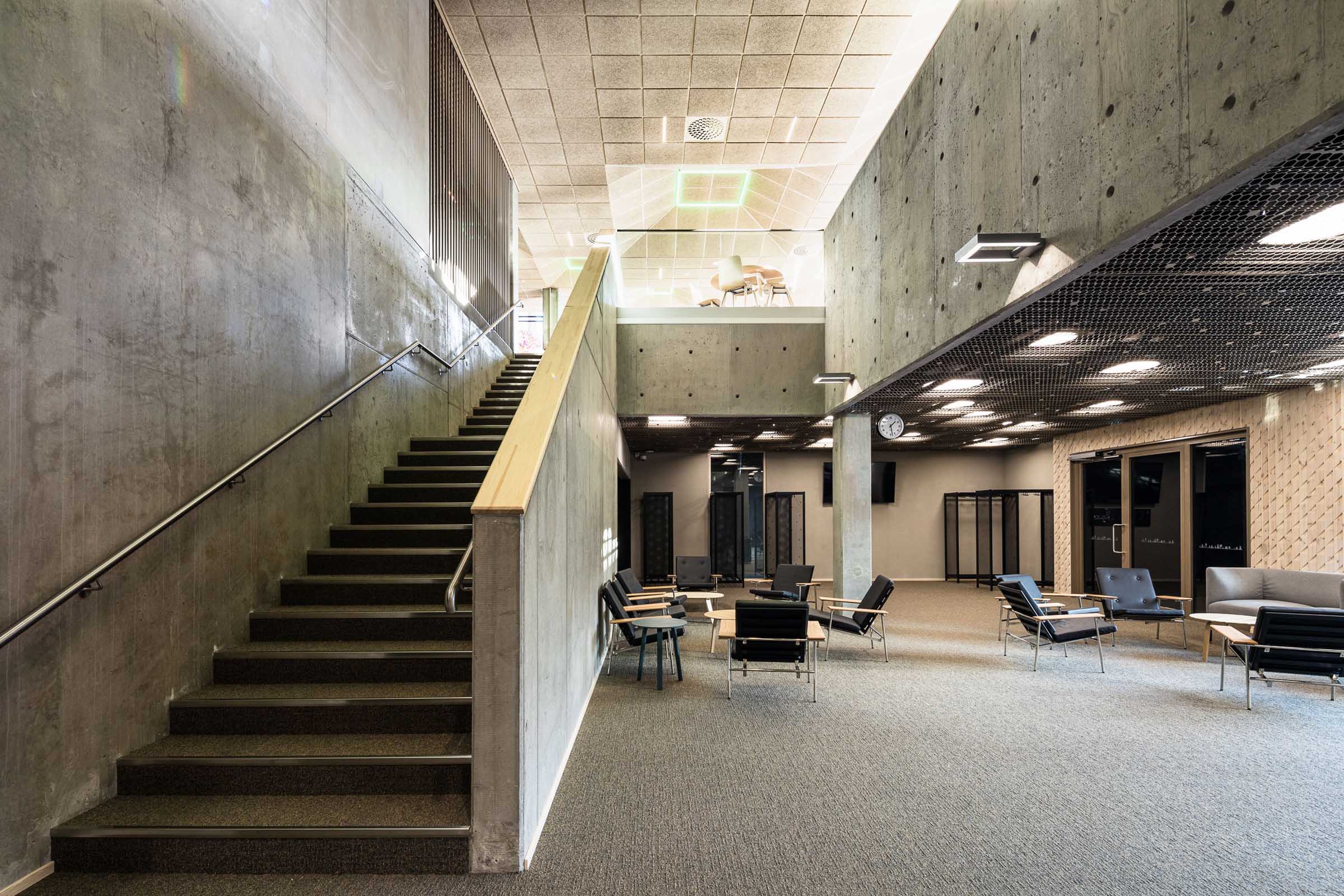 KUOPION TAIDELUKIO LUMIT Kuopion Taidelukio Lumitin betoniseinäinen aula ja portaikko.