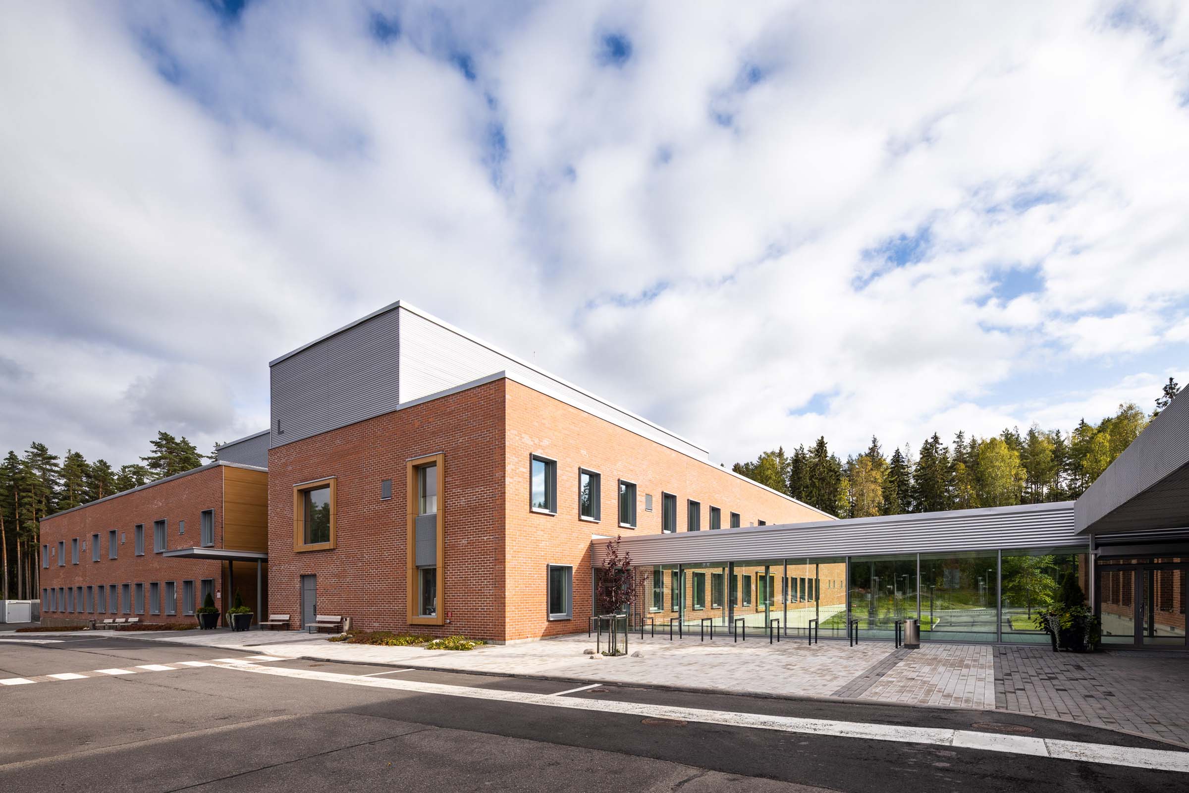 HUS, Lohjan sairaalan psykiatrian uudisrakennus, julkisivu ja pääsisäänkäynti.