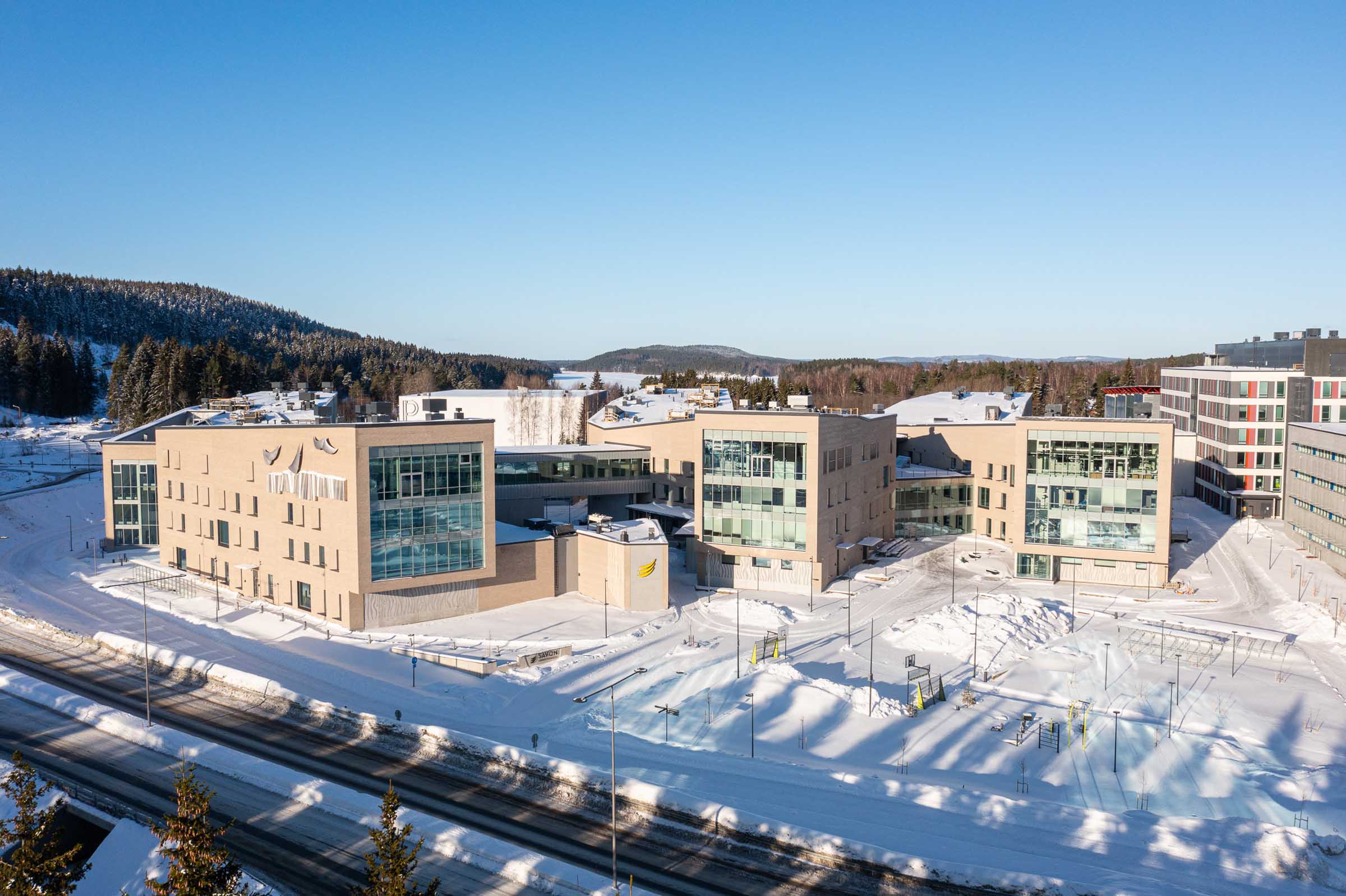 Savilahden kampus, talvinen ilmakuva julkisivusta.