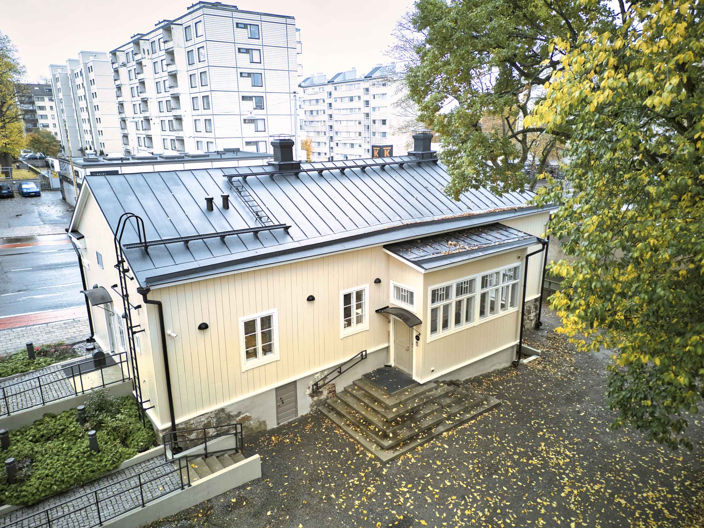 Gustav Sandbergs Hus, julkisivu pihalta yläviistosta.