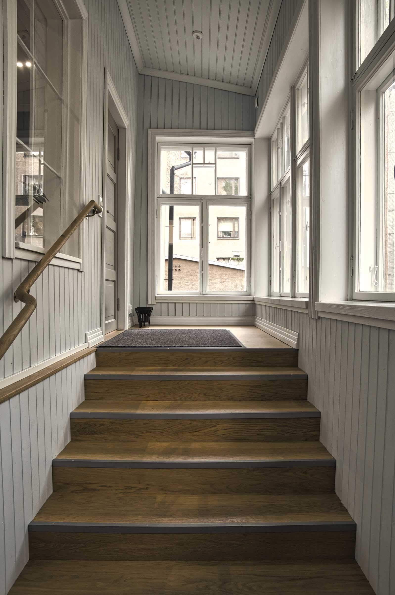 Gustav Sandbergs Hus, puinen portaikko lasiverannalla.