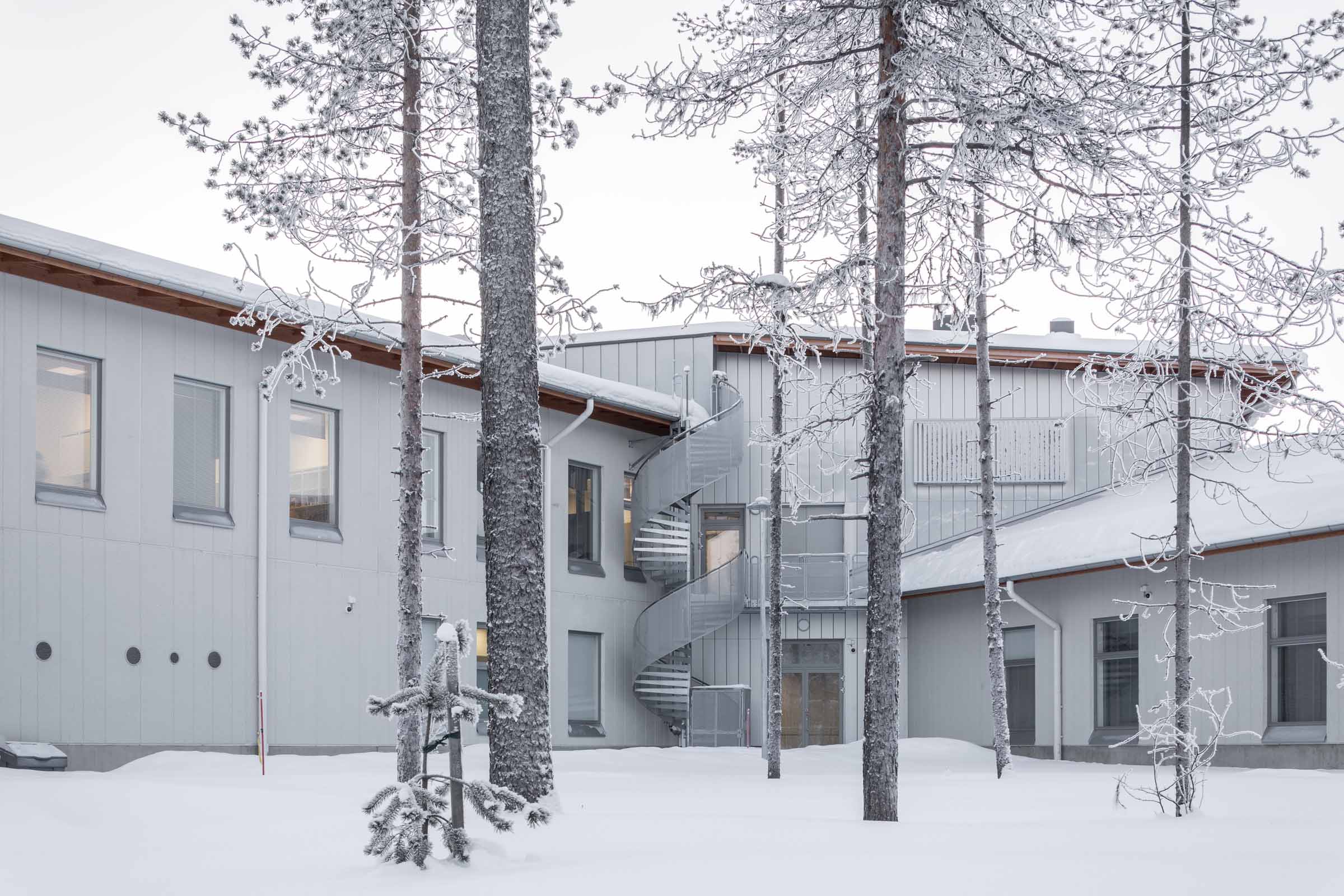 Sodankylän hyvinvointikeskus "Sopukka", julkisivu ja ulkokierreportaat talvella.