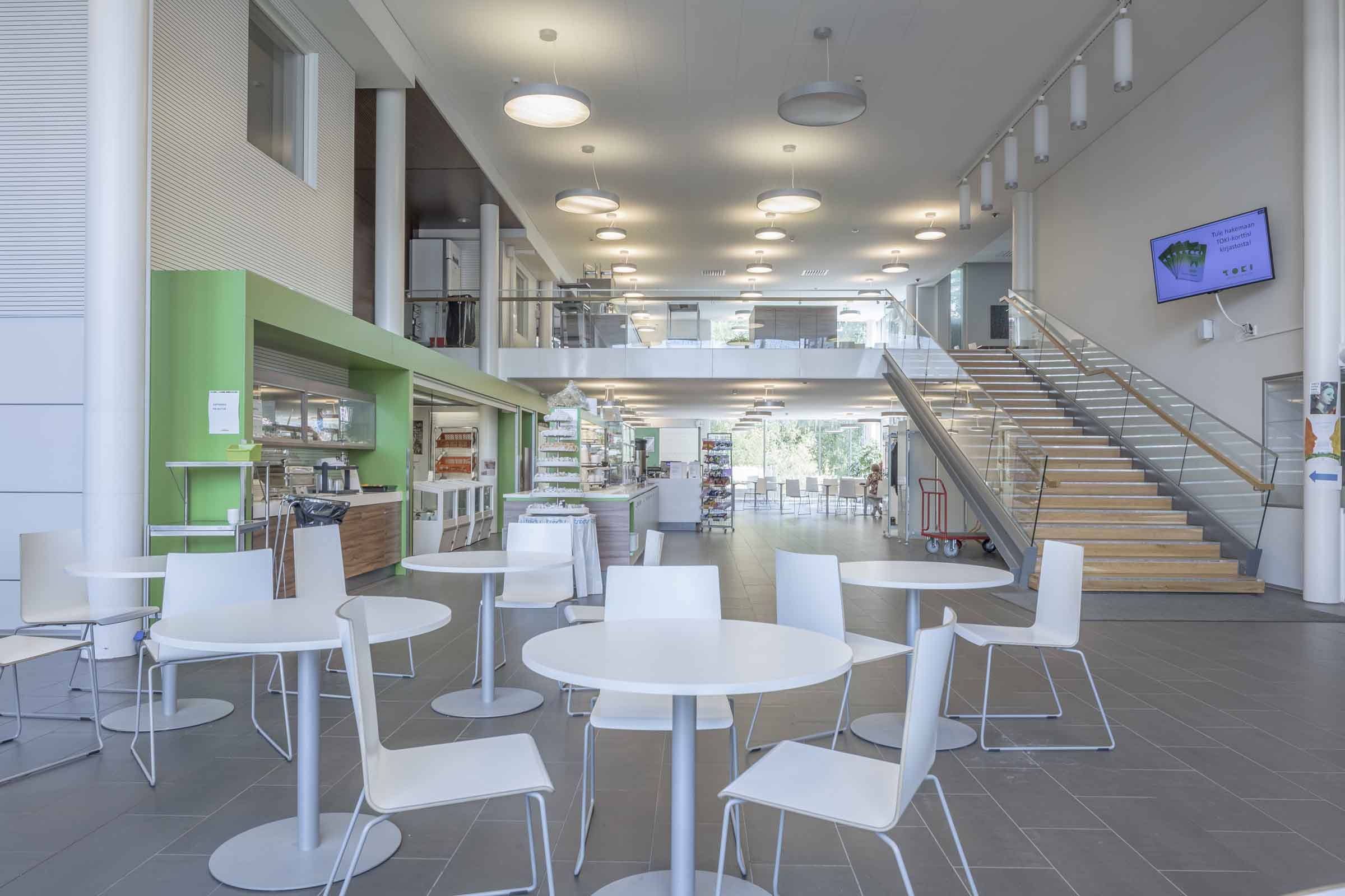 Tampereen teknillinen lukio, näkymä ruokalaan, portaikkoon ja toiseen kerrokseen